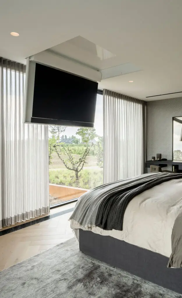 Maatwerk oplossing tv lift uit plafond